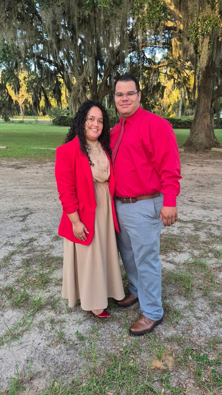 Pastores Víctor y Sarah Martínez